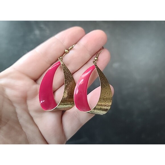 Dangling Pink Enamel Gold Tone Metal Pierced Earrings Vintage Costume Jewelry - Picture 2 of 10